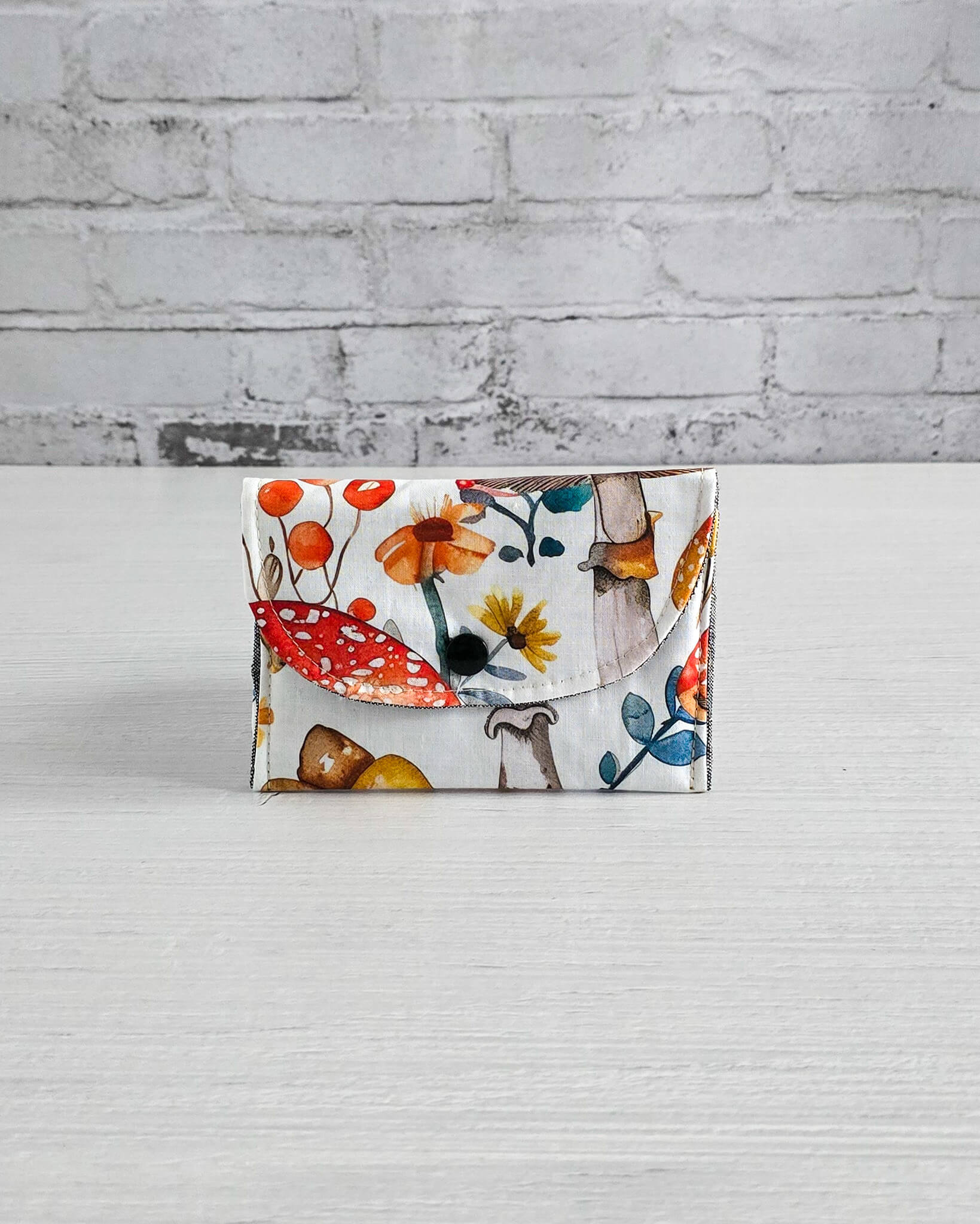 Mini-Pouch Forest Meadow mit Pilz- und Blumenmotiv - handgenäht in Bayern von Nadelmikado