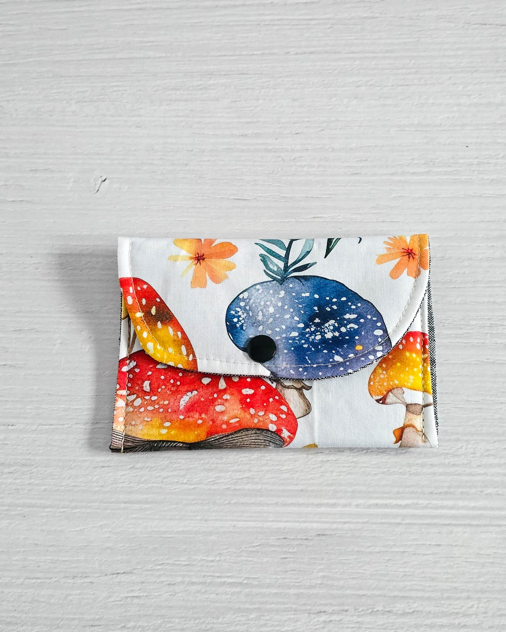 Mini-Pouch Forest Meadow mit Pilz- und Blumenmotiv - handgenäht in Bayern von Nadelmikado