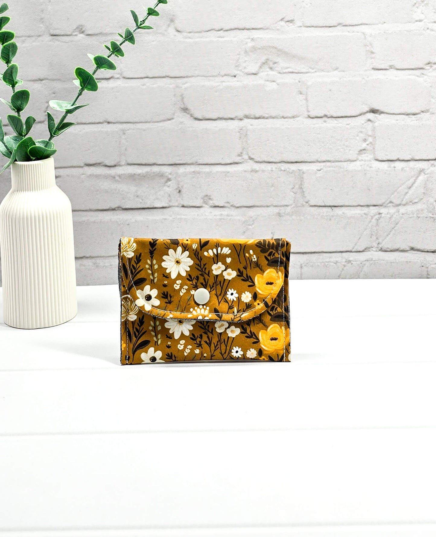 Mini-Pouch Golden Meadow mit floralem Muster - handgenäht in Bayern von Nadelmikado