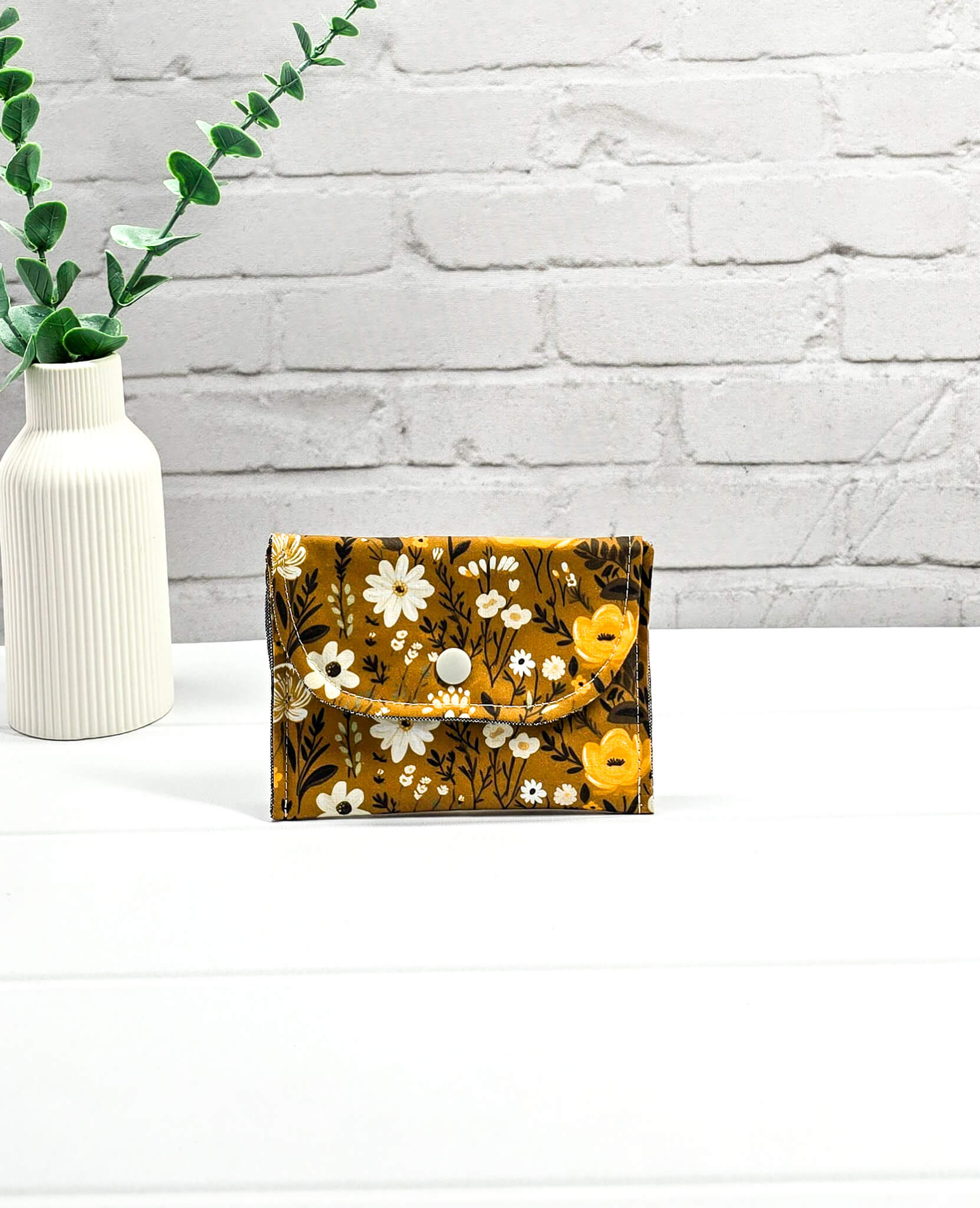 Mini-Pouch Golden Meadow mit floralem Muster - handgenäht in Bayern von Nadelmikado