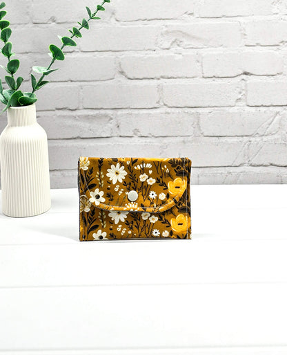 Mini-Pouch Golden Meadow mit floralem Muster - handgenäht in Bayern von Nadelmikado