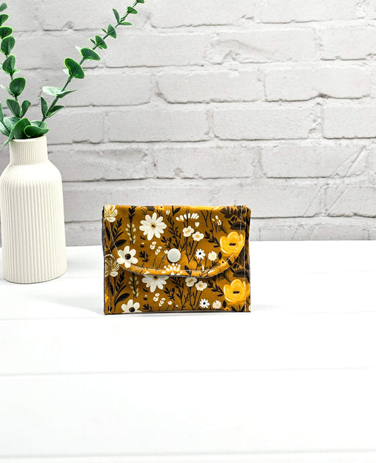 Mini-Pouch Golden Meadow mit floralem Muster - handgenäht in Bayern von Nadelmikado