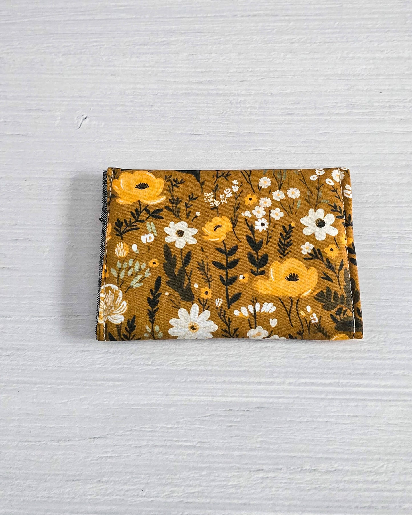 Mini-Pouch Golden Meadow mit floralem Muster - handgenäht in Bayern von Nadelmikado