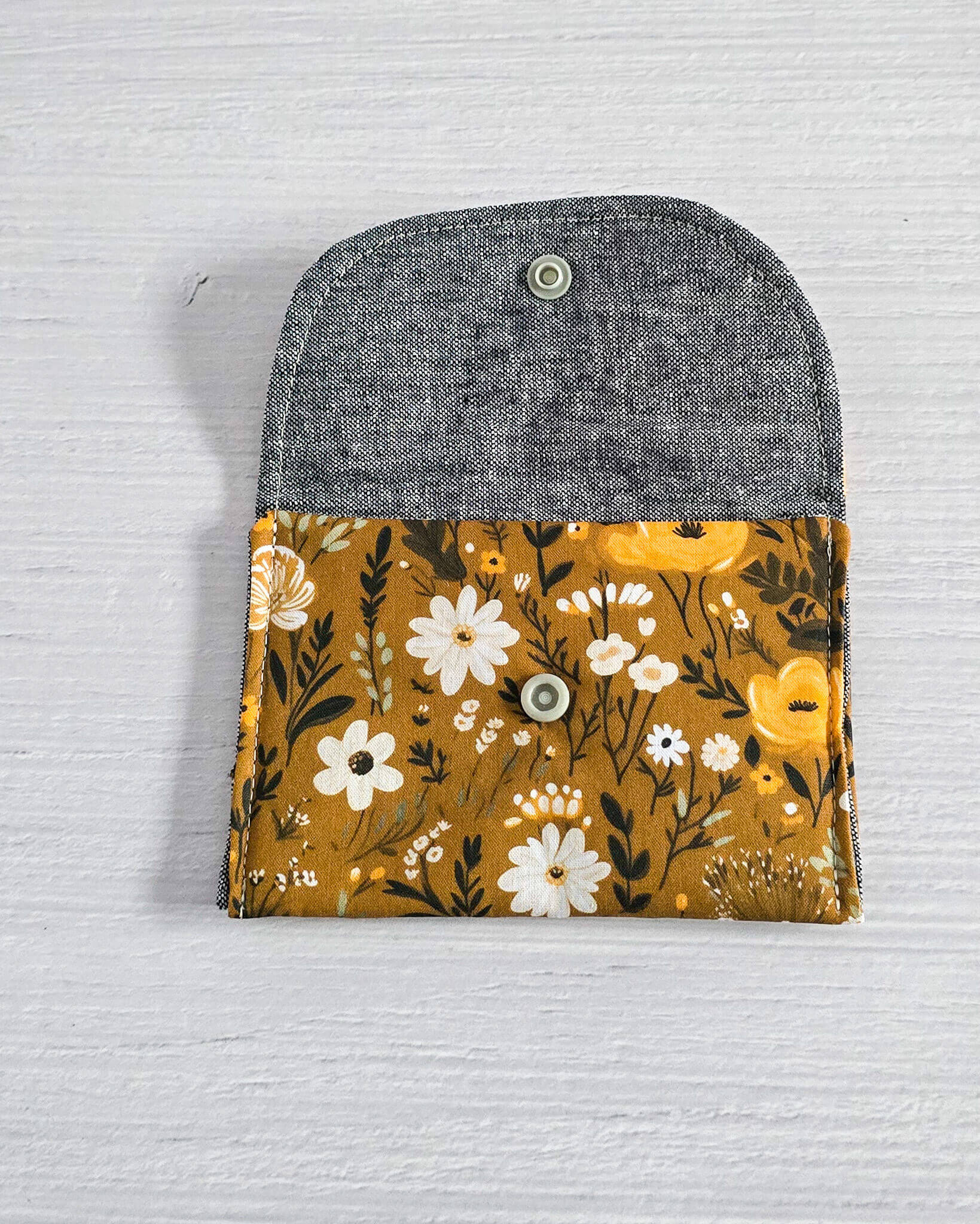 Mini-Pouch Golden Meadow mit floralem Muster - handgenäht in Bayern von Nadelmikado