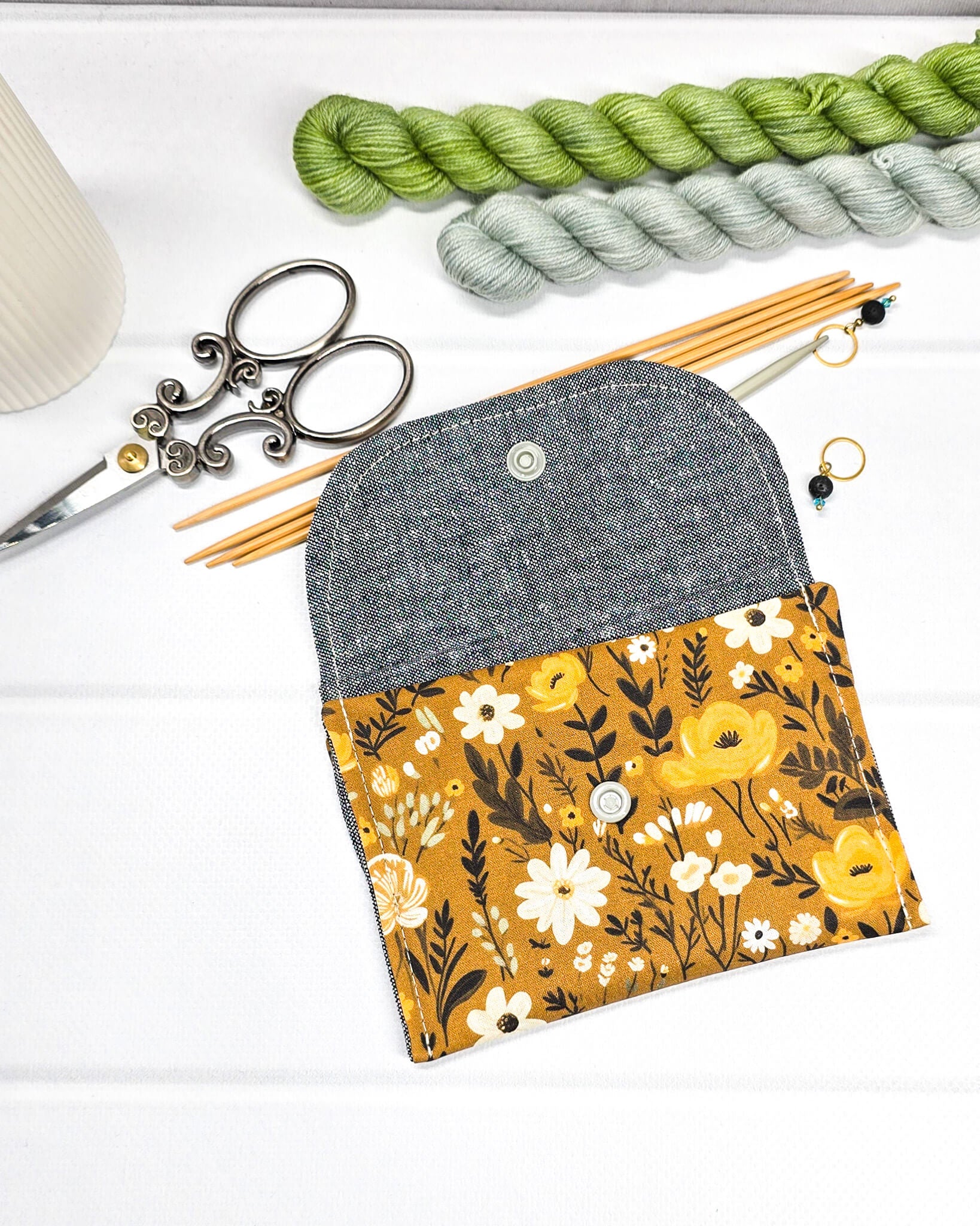 Mini-Pouch Golden Meadow mit floralem Muster - handgenäht in Bayern von Nadelmikado