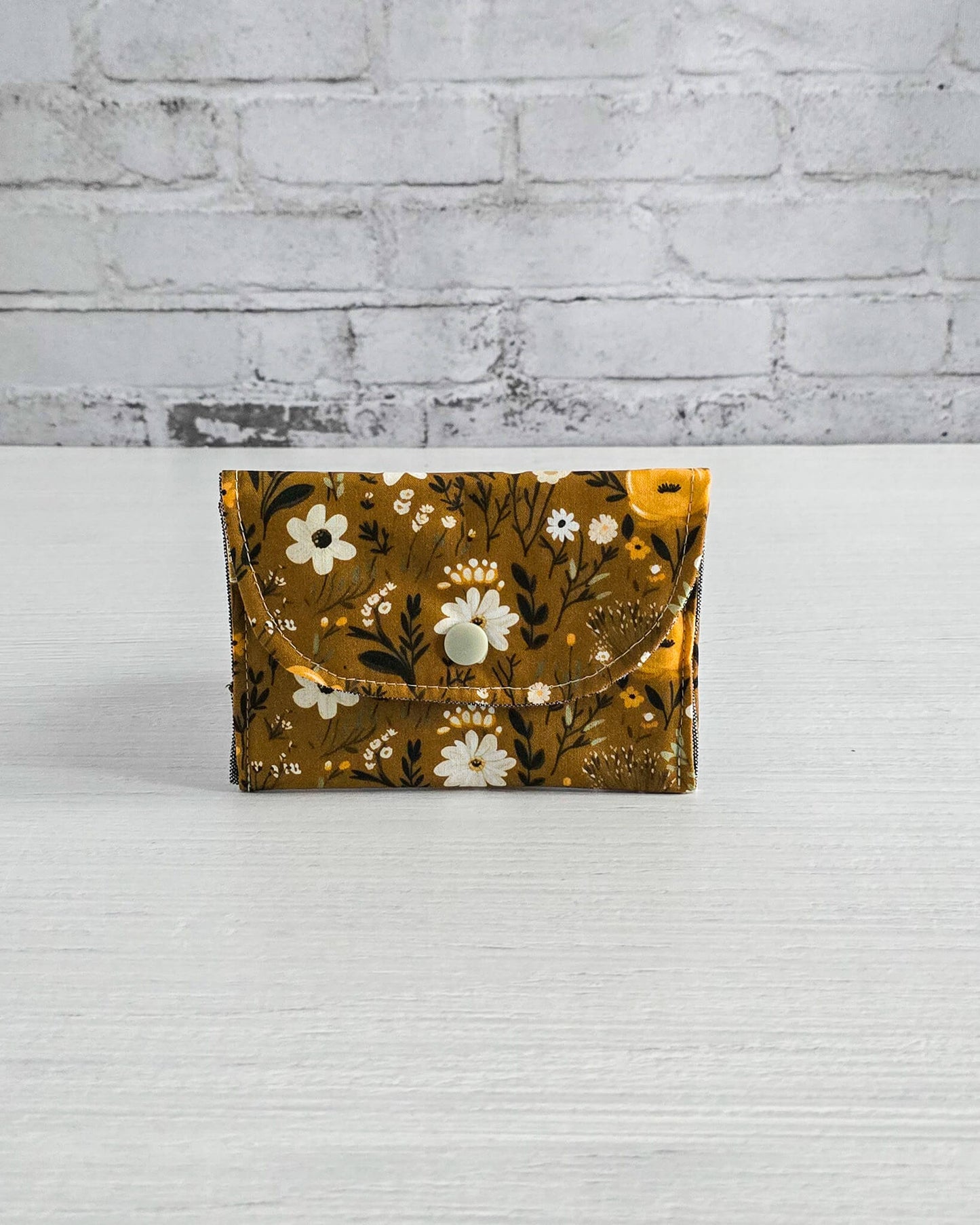 Mini-Pouch Golden Meadow mit floralem Muster - handgenäht in Bayern von Nadelmikado