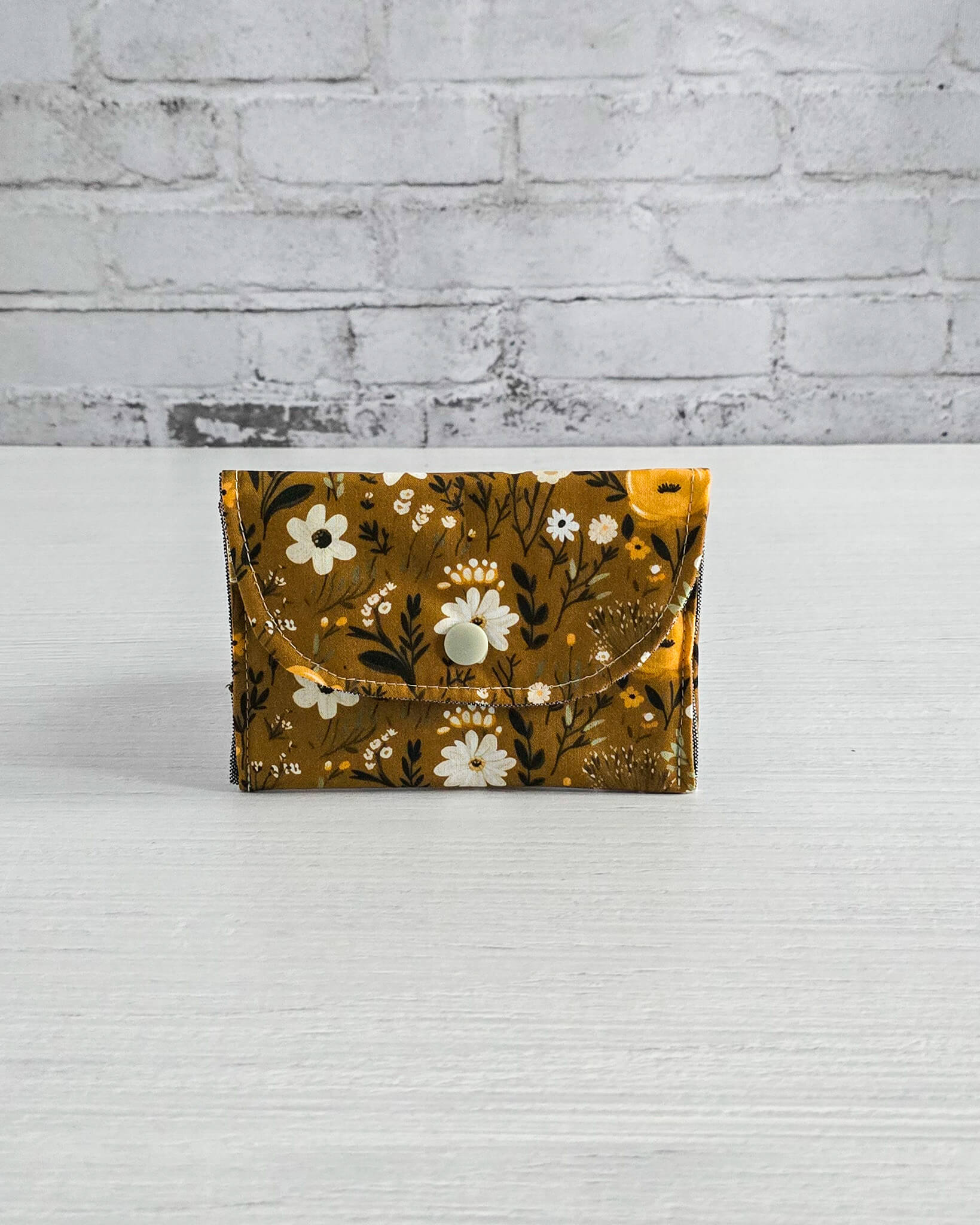 Mini-Pouch Golden Meadow mit floralem Muster - handgenäht in Bayern von Nadelmikado