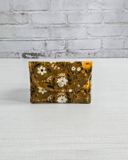 Mini-Pouch Golden Meadow mit floralem Muster - handgenäht in Bayern von Nadelmikado