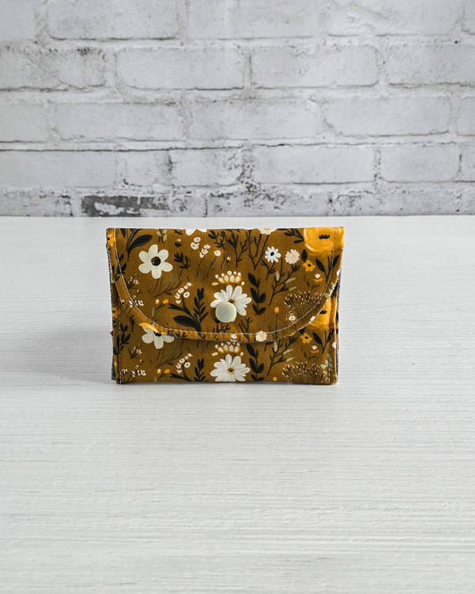 Mini-Pouch Golden Meadow mit floralem Muster - handgenäht in Bayern von Nadelmikado