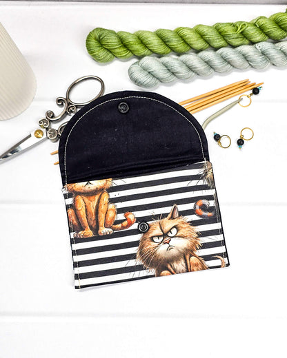 Kleine Nadeltasche Mini Pouch mit schwarz-weißem Streifenmuster, Grumpy-Cat-Motiven und einem schwarzen Druckknopf. Handgenäht in Bayern von Nadelmikado.