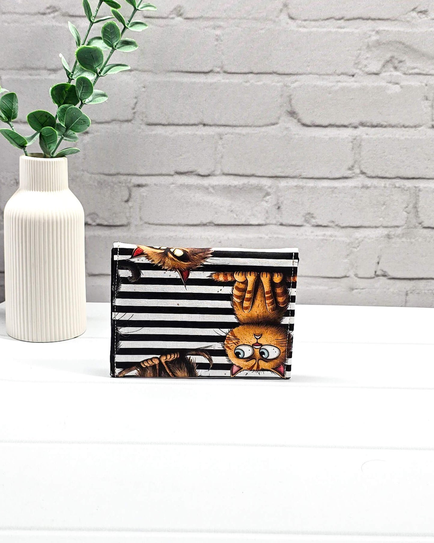 Kleine Nadeltasche Mini Pouch mit schwarz-weißem Streifenmuster, Grumpy-Cat-Motiven und einem schwarzen Druckknopf. Handgenäht in Bayern von Nadelmikado.
