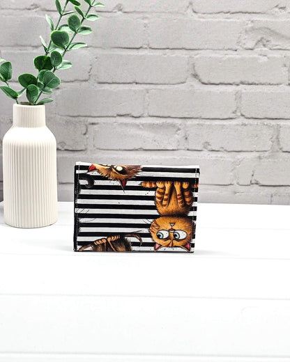 Kleine Nadeltasche Mini Pouch mit schwarz-weißem Streifenmuster, Grumpy-Cat-Motiven und einem schwarzen Druckknopf. Handgenäht in Bayern von Nadelmikado.