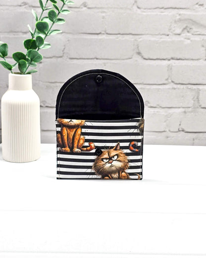 Kleine Nadeltasche Mini Pouch mit schwarz-weißem Streifenmuster, Grumpy-Cat-Motiven und einem schwarzen Druckknopf. Handgenäht in Bayern von Nadelmikado.