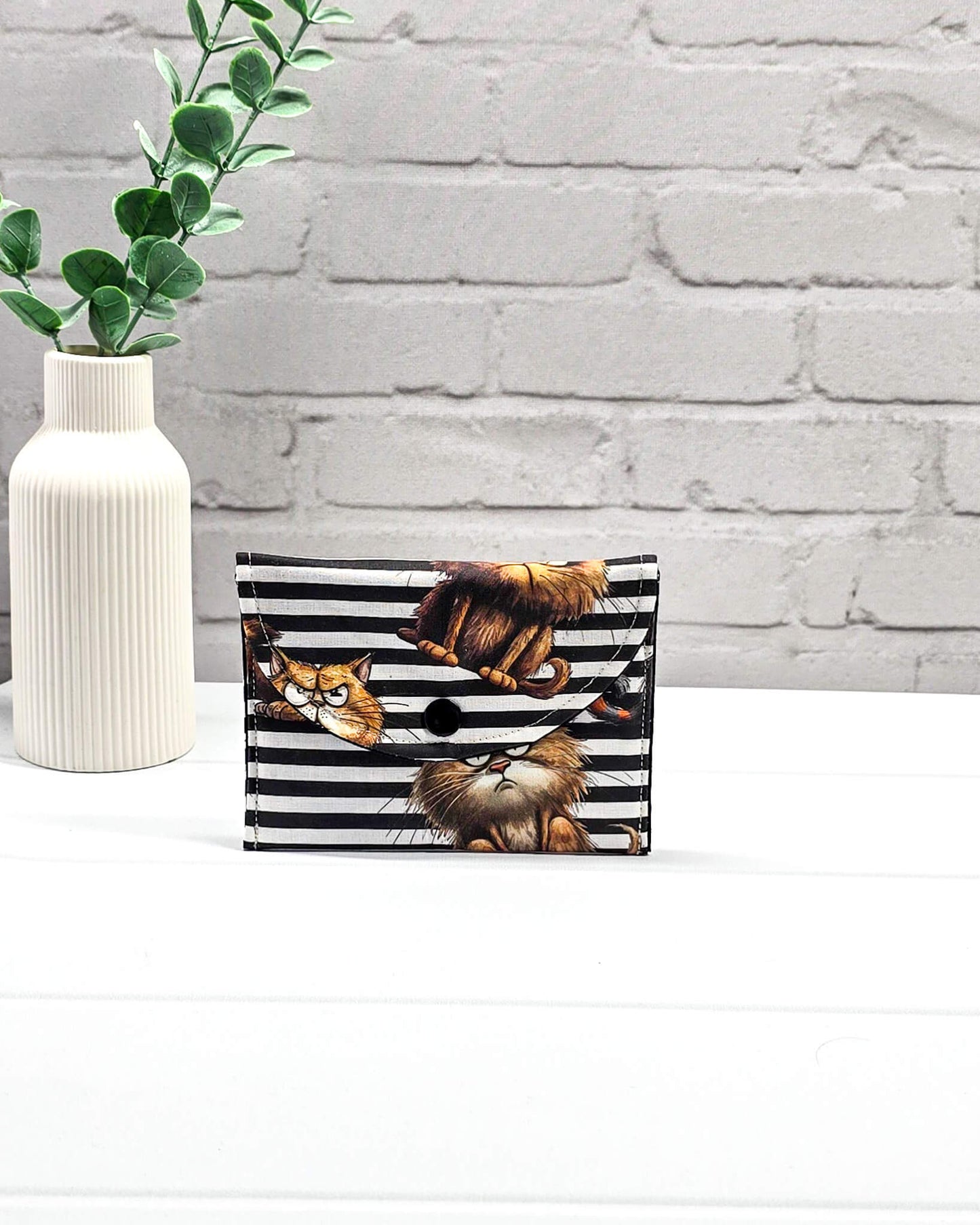 Kleine Nadeltasche Mini Pouch mit schwarz-weißem Streifenmuster, Grumpy-Cat-Motiven und einem schwarzen Druckknopf. Handgenäht in Bayern von Nadelmikado.