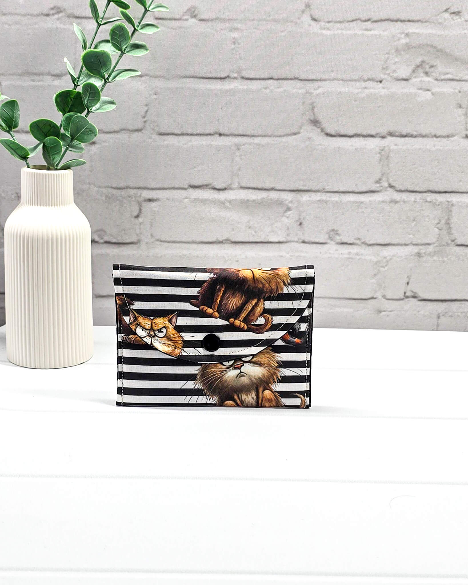 Kleine Nadeltasche Mini Pouch mit schwarz-weißem Streifenmuster, Grumpy-Cat-Motiven und einem schwarzen Druckknopf. Handgenäht in Bayern von Nadelmikado.