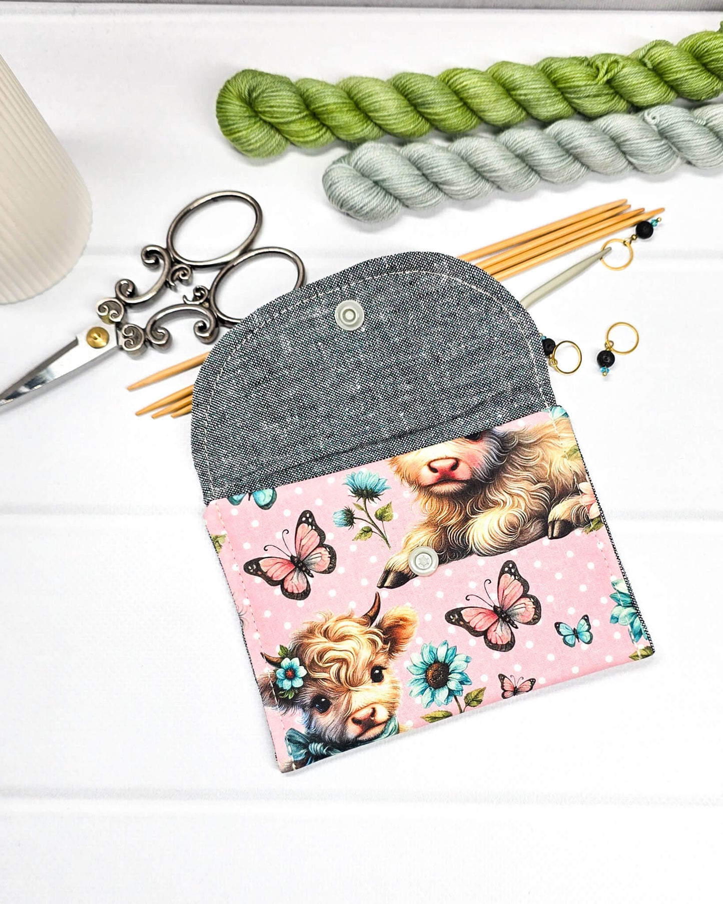 Mini-Pouch Highland Charm mit Highlandrind und Schmetterlingen - handgenäht in Bayern von Nadelmikado