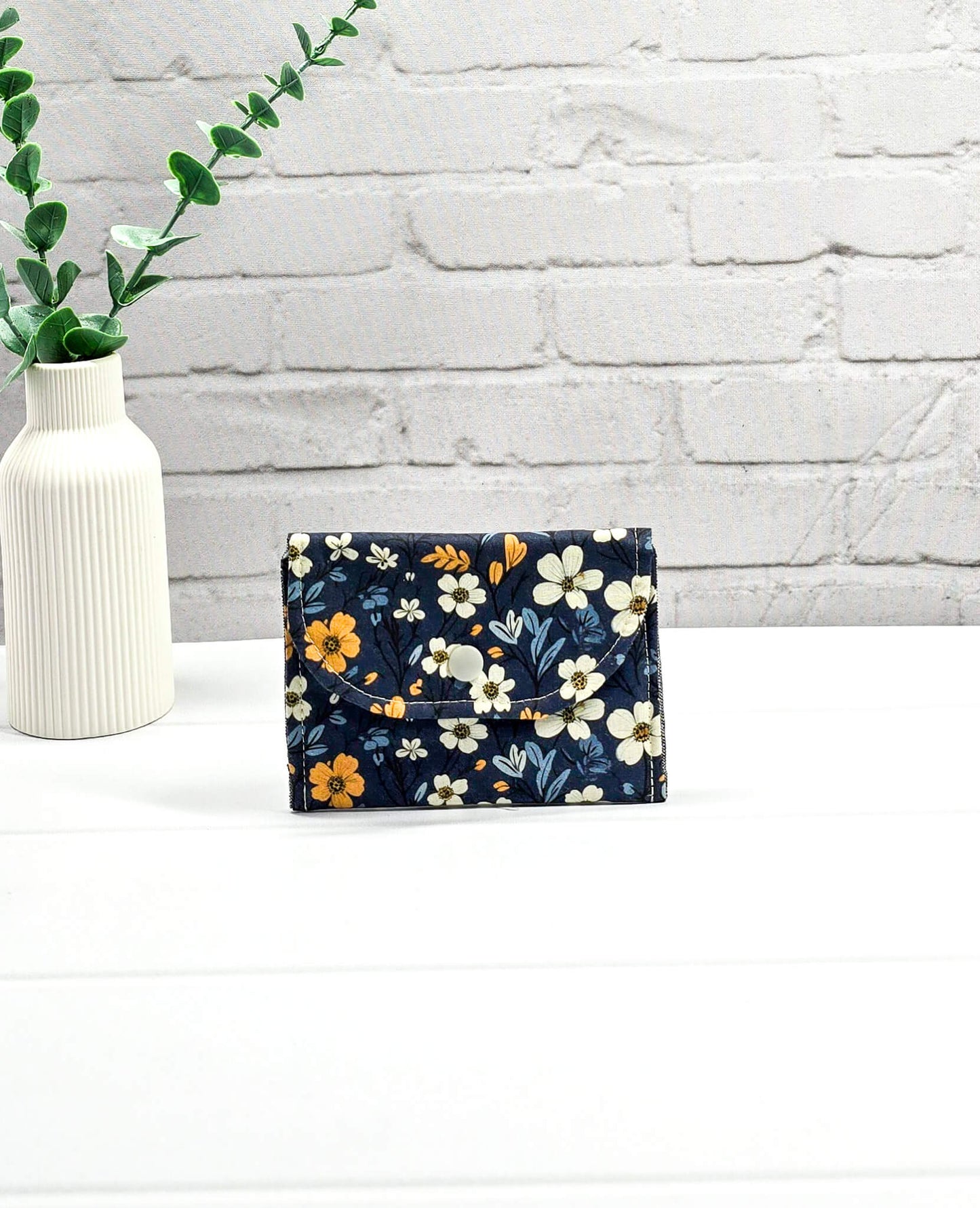 Mini-Pouch Midnight Bloom mit floralem Muster - handgenäht in Bayern von Nadelmikado