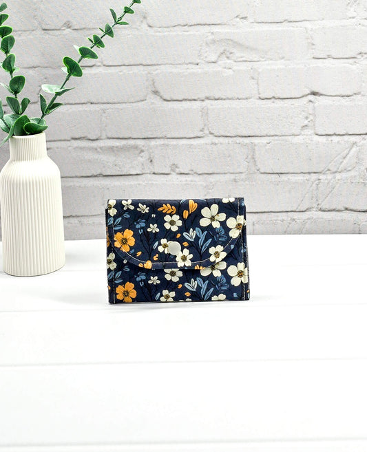 Mini-Pouch Midnight Bloom mit floralem Muster - handgenäht in Bayern von Nadelmikado