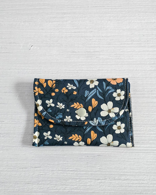 Mini-Pouch Midnight Bloom mit floralem Muster - handgenäht in Bayern von Nadelmikado