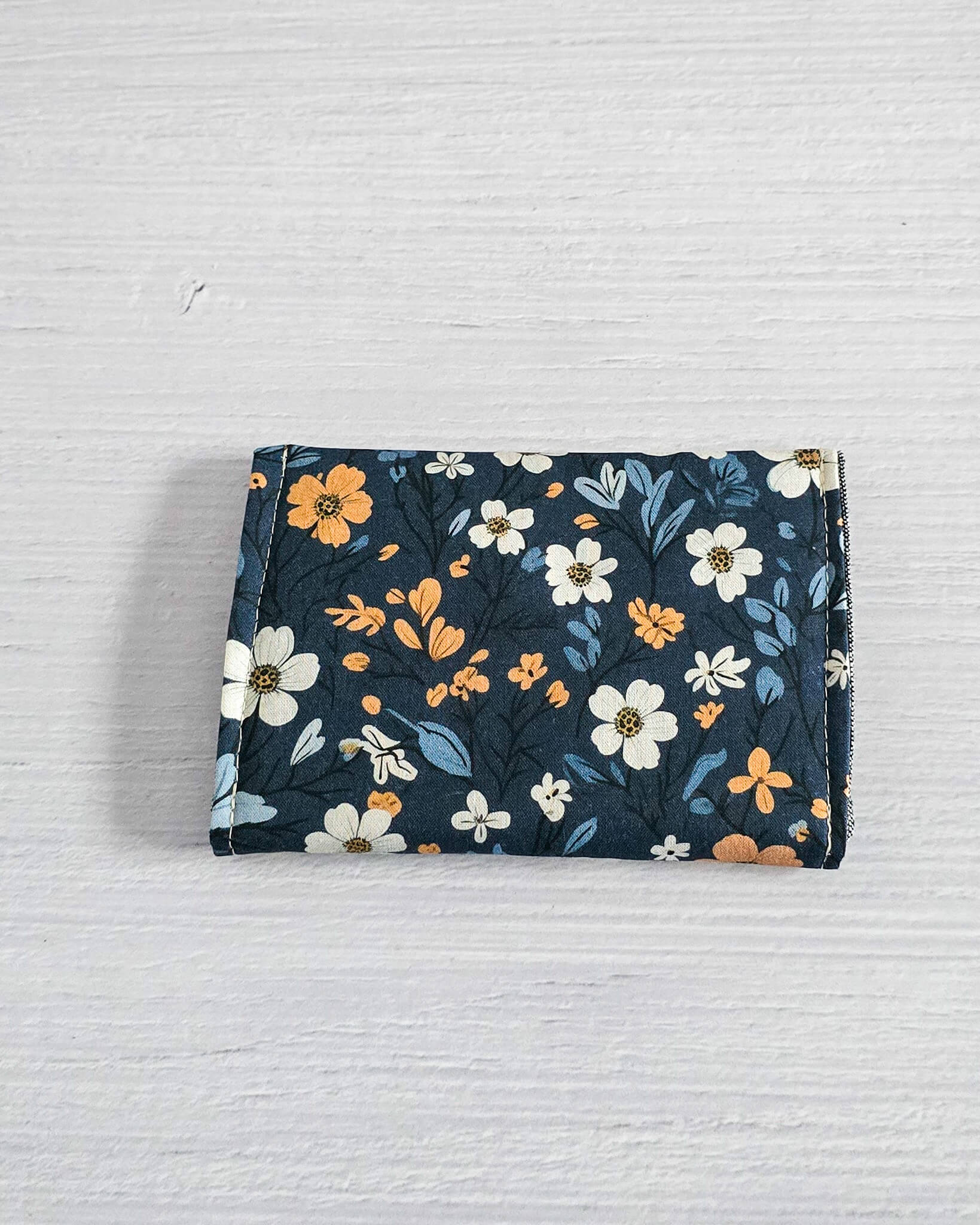 Mini-Pouch Midnight Bloom mit floralem Muster - handgenäht in Bayern von Nadelmikado