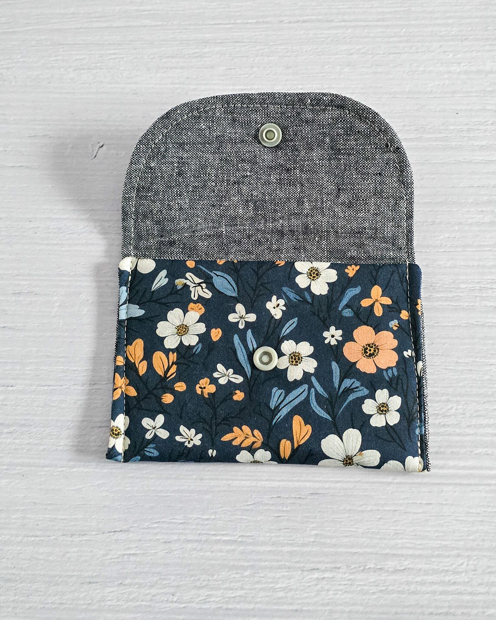 Mini-Pouch Midnight Bloom mit floralem Muster - handgenäht in Bayern von Nadelmikado