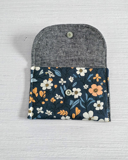 Mini-Pouch Midnight Bloom mit floralem Muster - handgenäht in Bayern von Nadelmikado