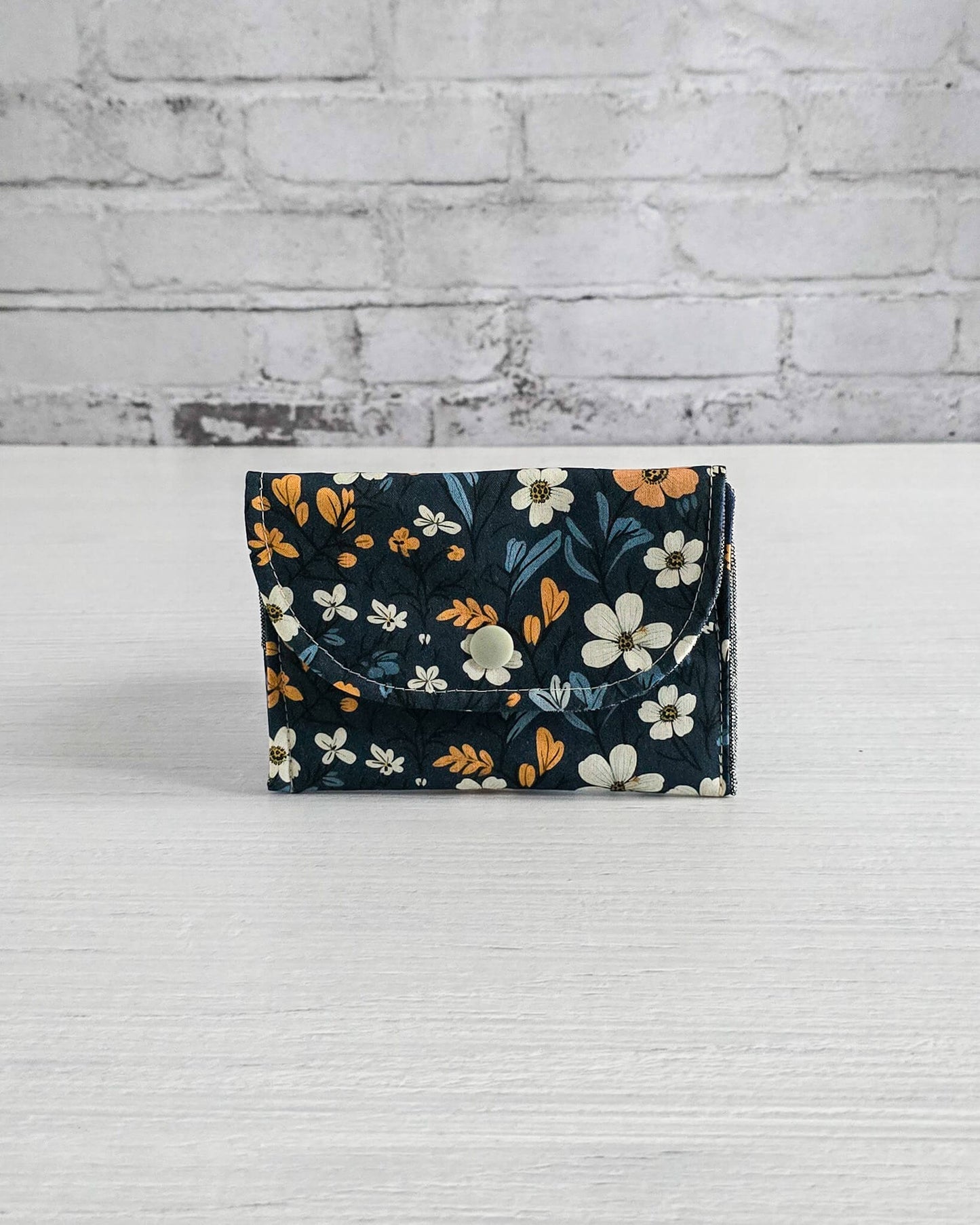 Mini-Pouch Midnight Bloom mit floralem Muster - handgenäht in Bayern von Nadelmikado