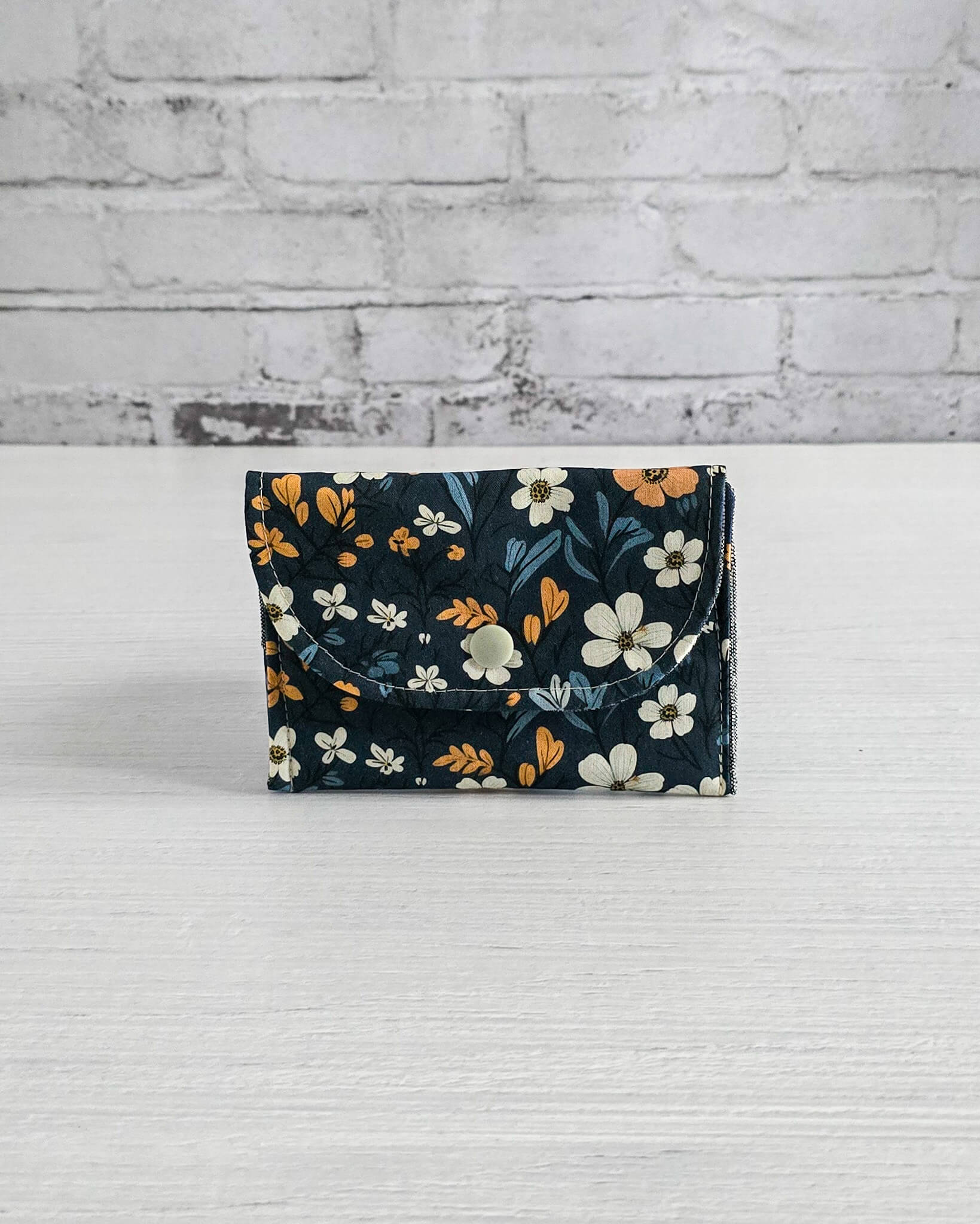 Mini-Pouch Midnight Bloom mit floralem Muster - handgenäht in Bayern von Nadelmikado