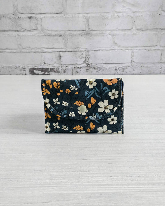 Mini-Pouch Midnight Bloom mit floralem Muster - handgenäht in Bayern von Nadelmikado