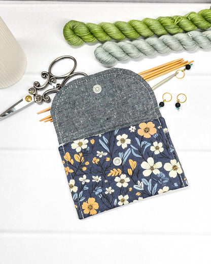 Mini-Pouch Midnight Bloom mit floralem Muster - handgenäht in Bayern von Nadelmikado