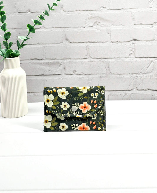 Mini-Pouch Mossy Blooms mit floralem Muster - handgenäht in Bayern von Nadelmikado