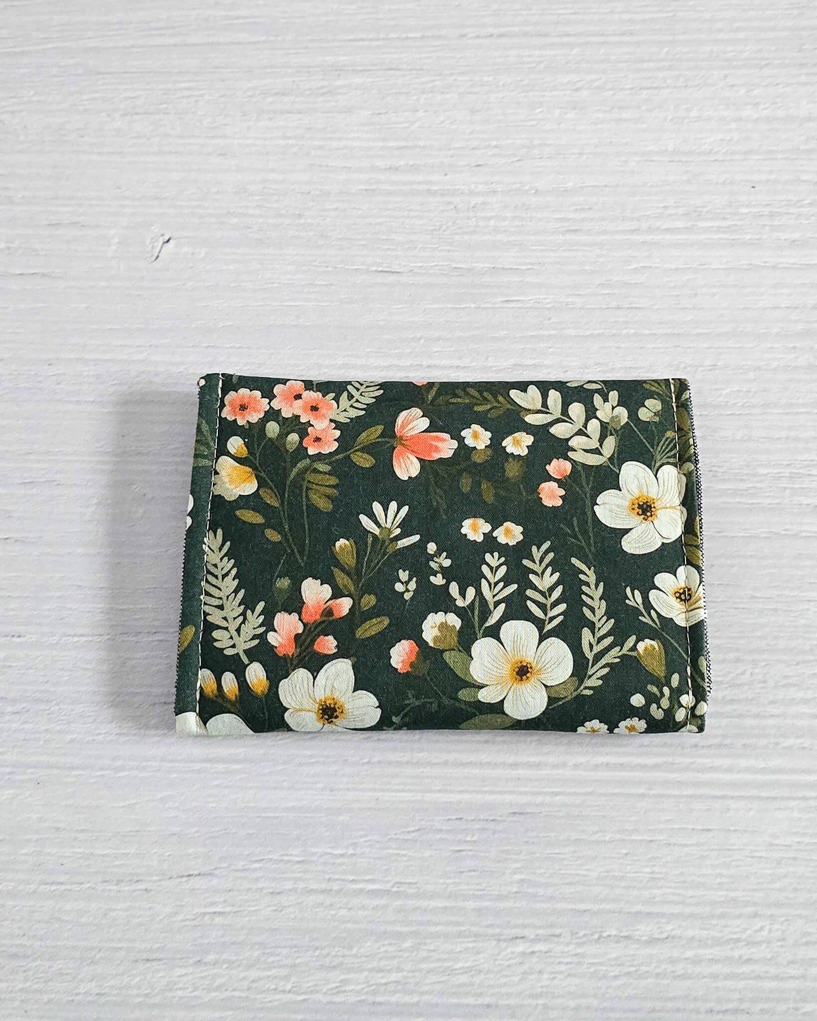 Mini-Pouch Mossy Blooms mit floralem Muster - handgenäht in Bayern von Nadelmikado