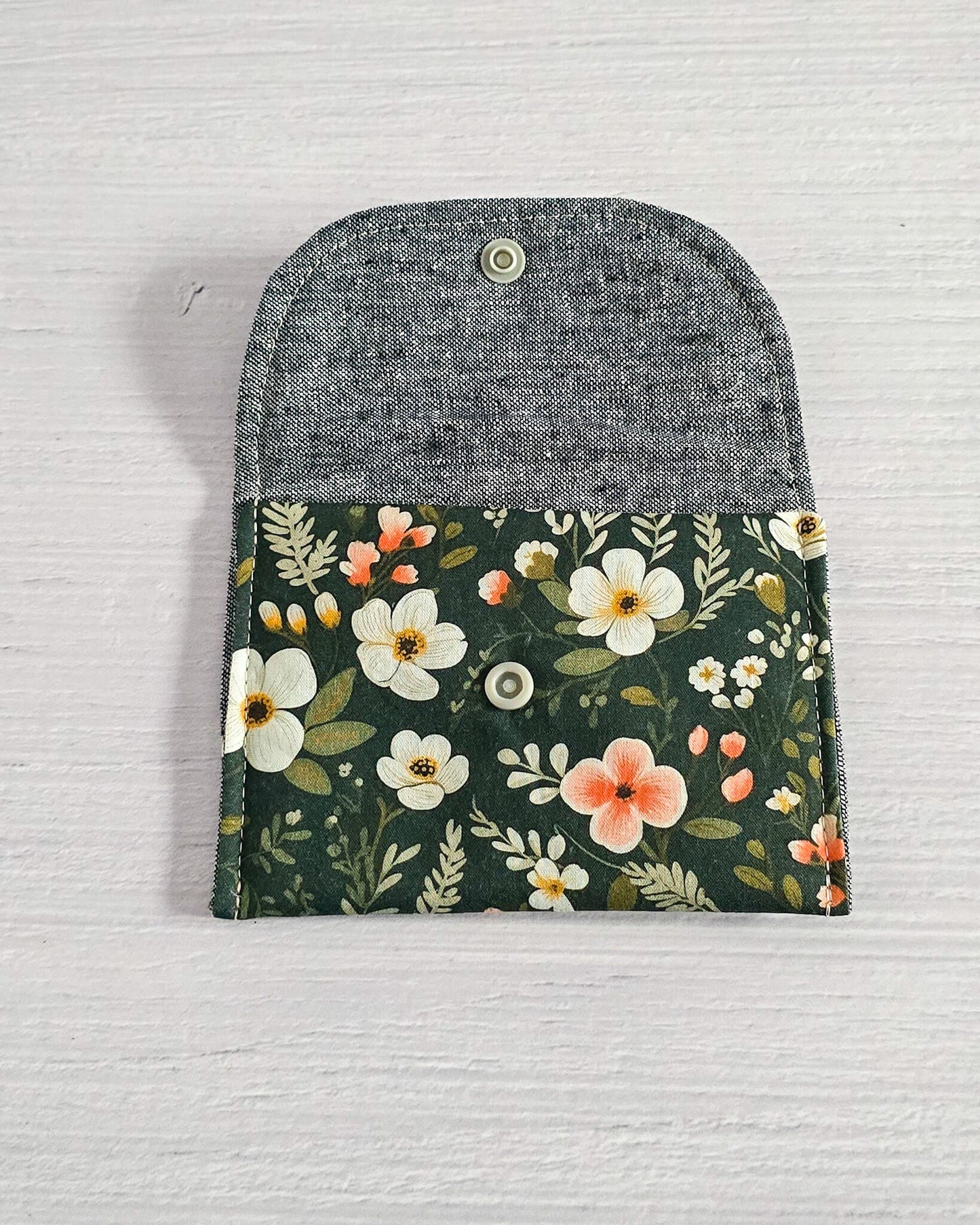 Mini-Pouch Mossy Blooms mit floralem Muster - handgenäht in Bayern von Nadelmikado