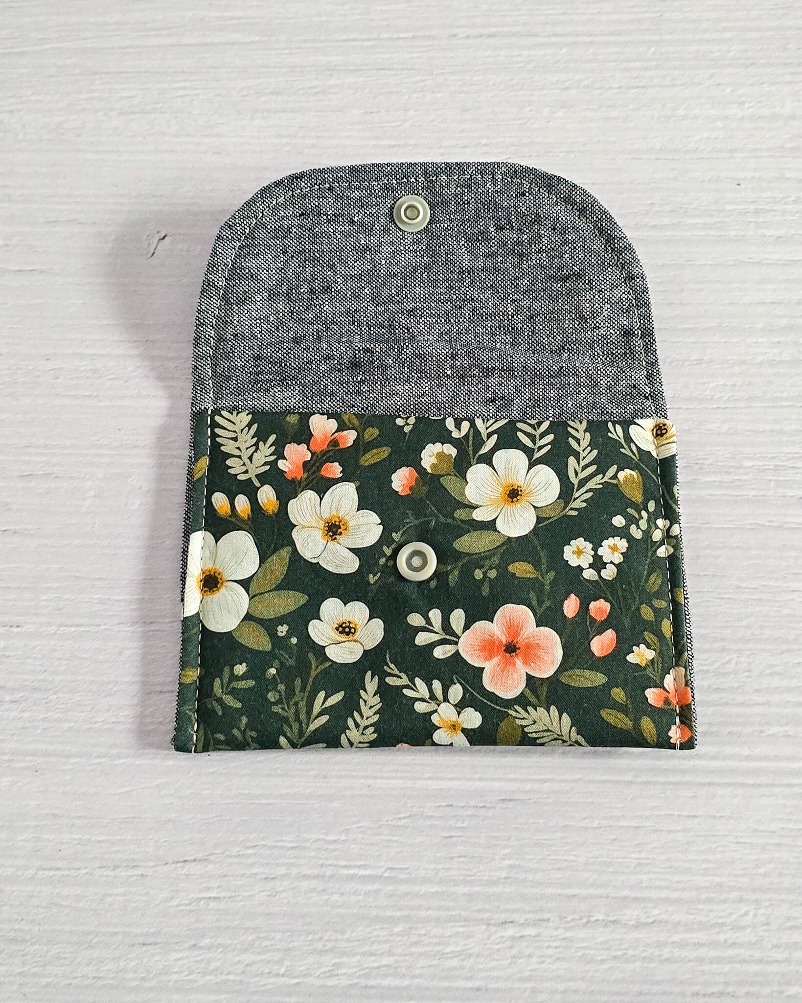 Mini-Pouch Mossy Blooms mit floralem Muster - handgenäht in Bayern von Nadelmikado