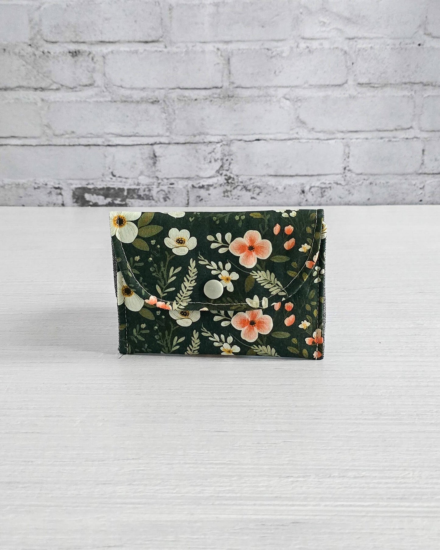 Mini-Pouch Mossy Blooms mit floralem Muster - handgenäht in Bayern von Nadelmikado