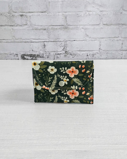 Mini-Pouch Mossy Blooms mit floralem Muster - handgenäht in Bayern von Nadelmikado