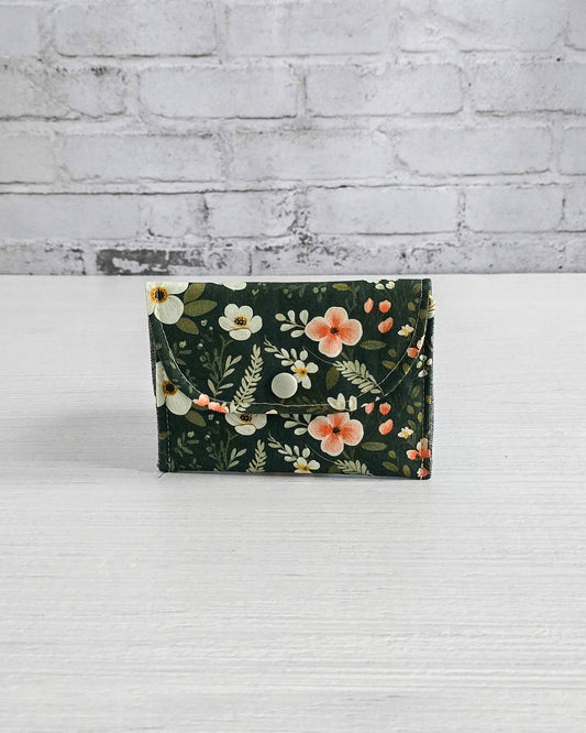 Mini-Pouch Mossy Blooms mit floralem Muster - handgenäht in Bayern von Nadelmikado