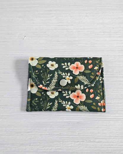 Mini-Pouch Mossy Blooms mit floralem Muster - handgenäht in Bayern von Nadelmikado