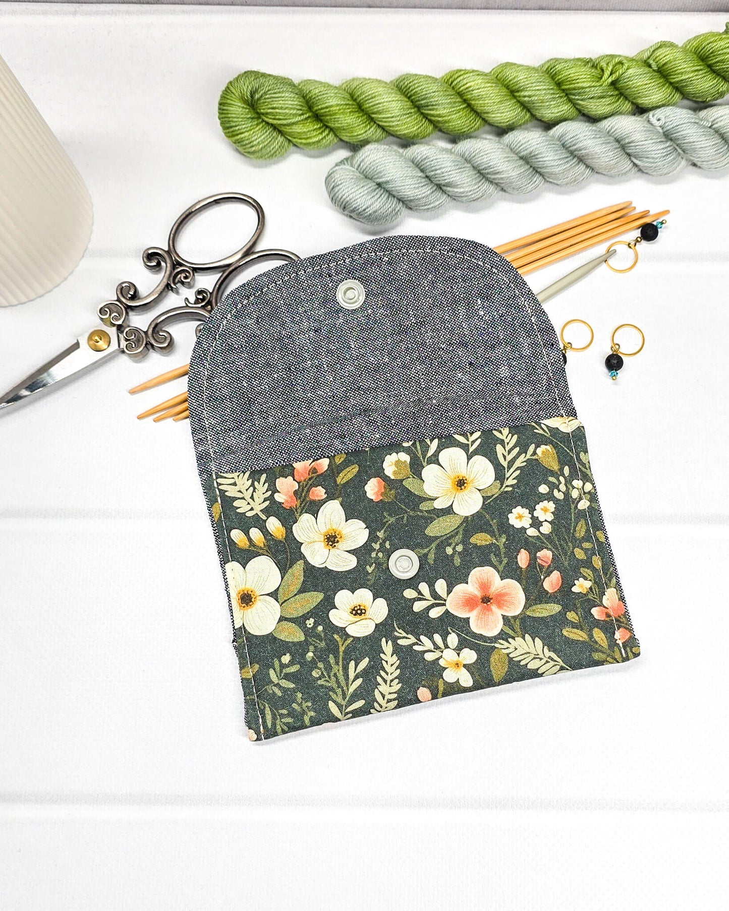 Mini-Pouch Mossy Blooms mit floralem Muster - handgenäht in Bayern von Nadelmikado