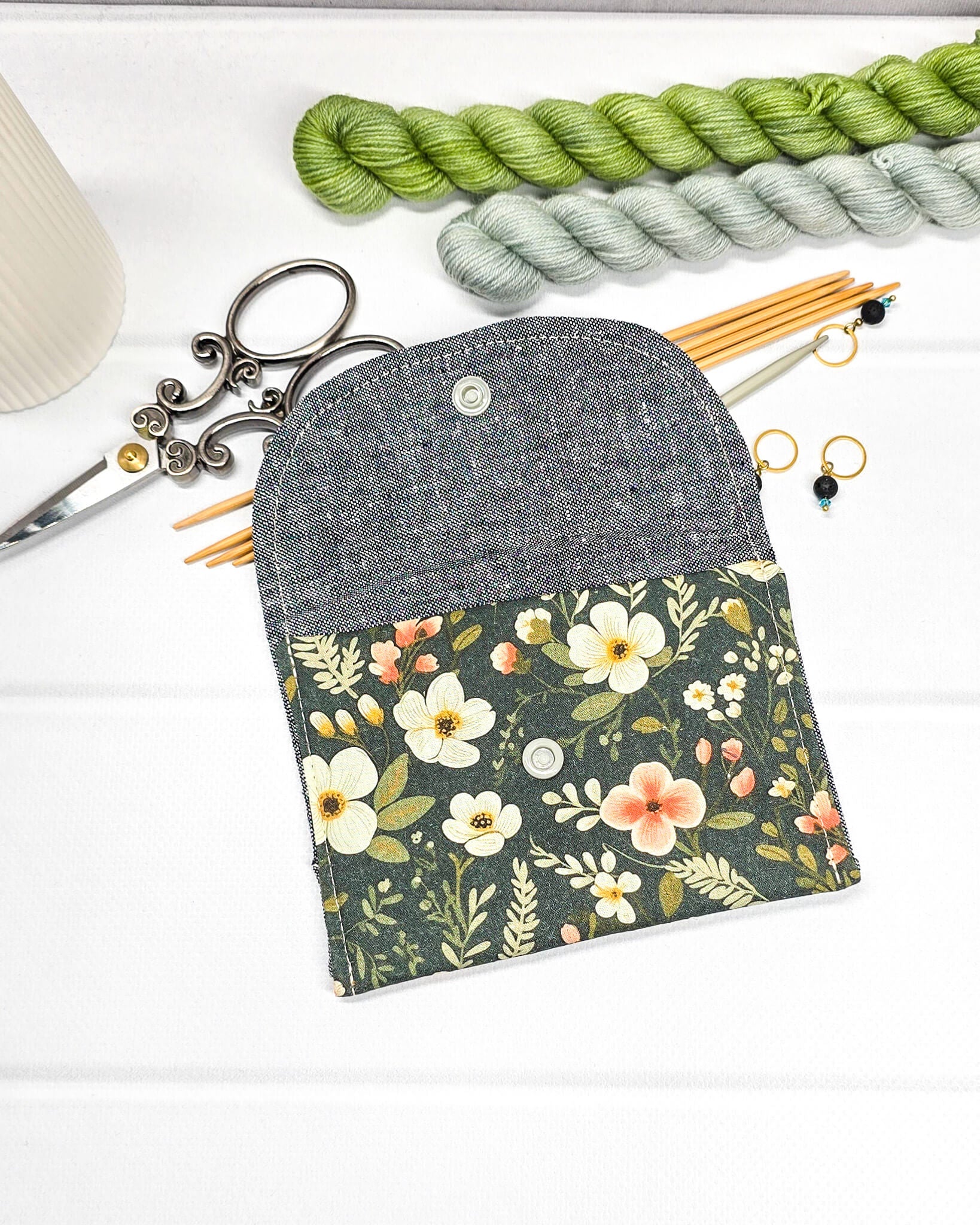 Mini-Pouch Mossy Blooms mit floralem Muster - handgenäht in Bayern von Nadelmikado