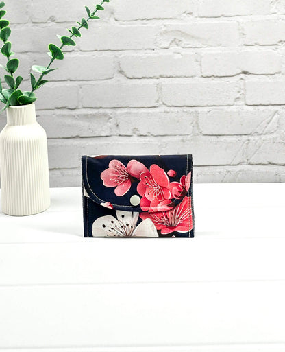 Mini-Pouch Night Blossom mit floralem Muster - handgenäht in Bayern von Nadelmikado