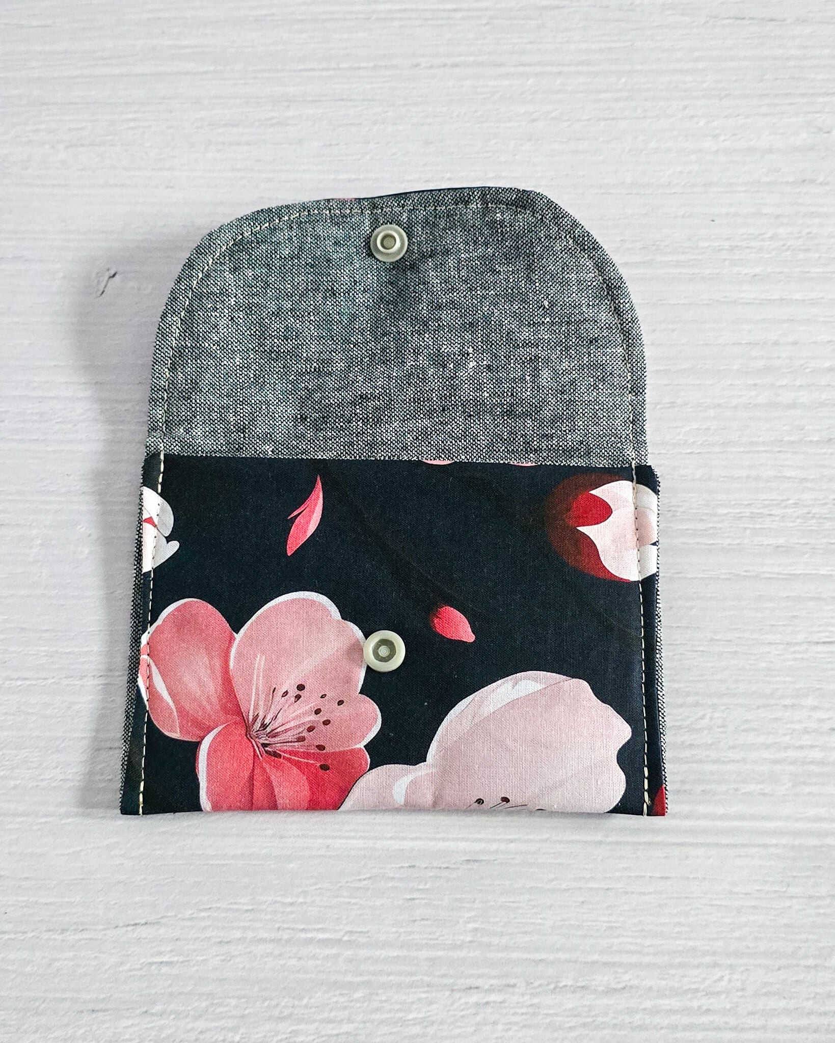 Mini-Pouch Night Blossom mit floralem Muster - handgenäht in Bayern von Nadelmikado