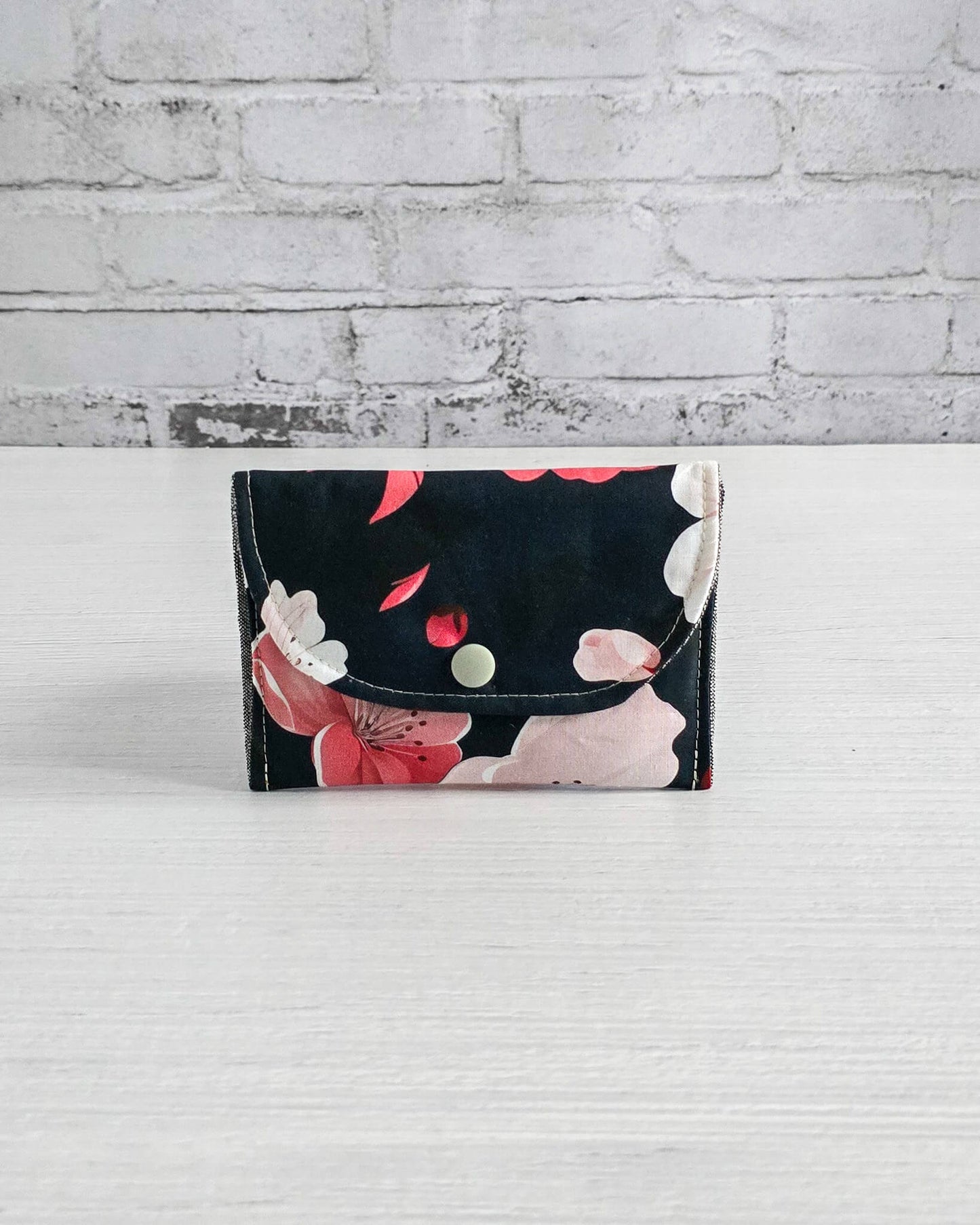 Mini-Pouch Night Blossom mit floralem Muster - handgenäht in Bayern von Nadelmikado