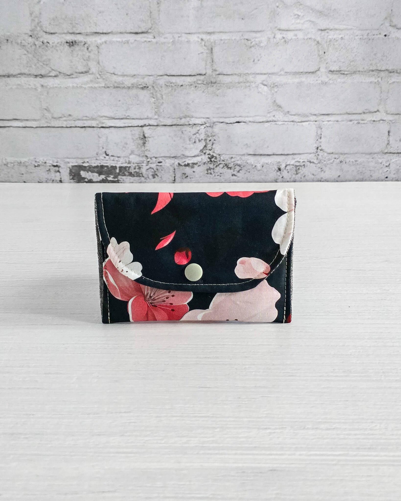 Mini-Pouch Night Blossom mit floralem Muster - handgenäht in Bayern von Nadelmikado