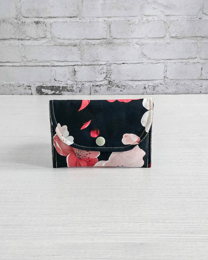 Mini-Pouch Night Blossom mit floralem Muster - handgenäht in Bayern von Nadelmikado