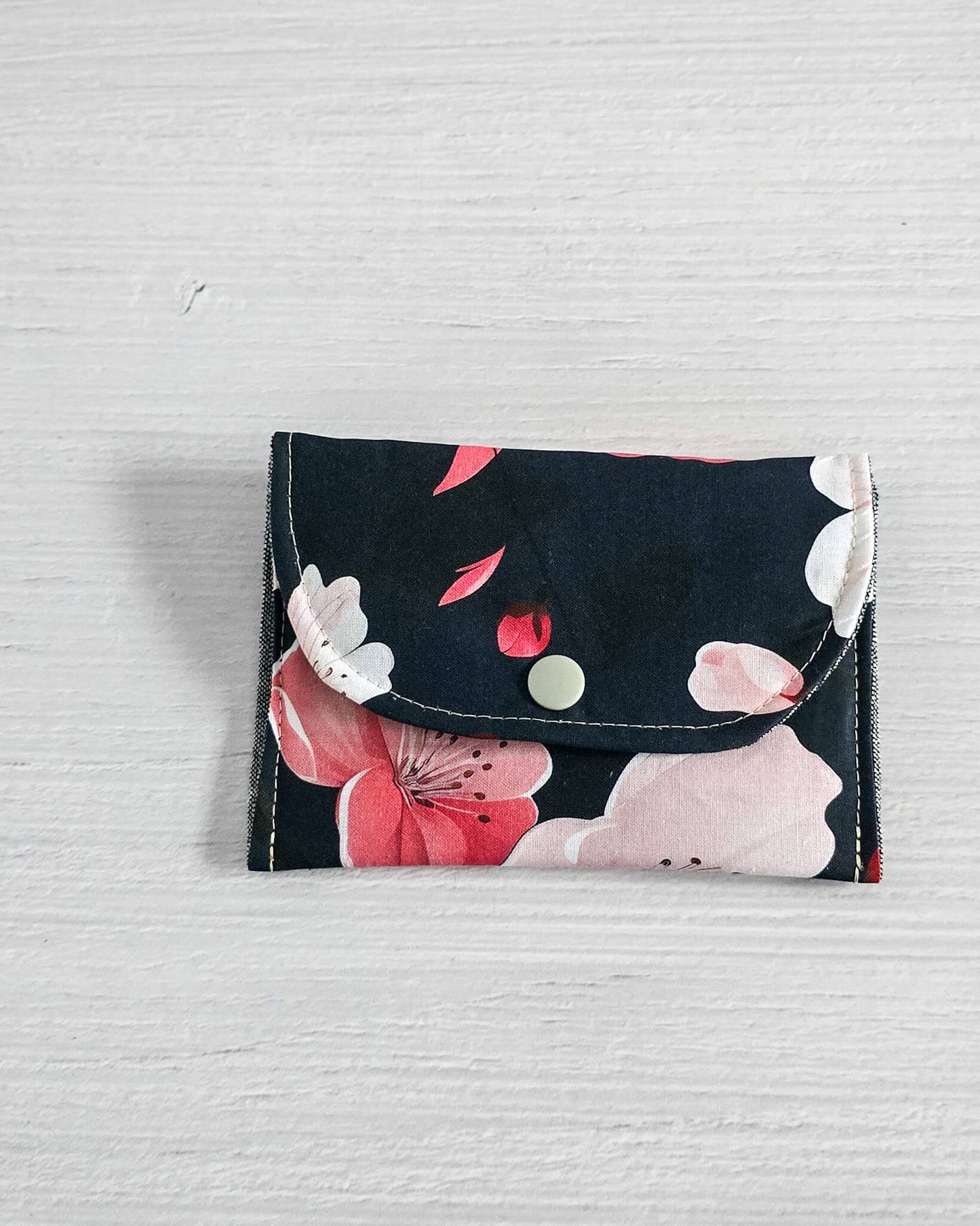 Mini-Pouch Night Blossom mit floralem Muster - handgenäht in Bayern von Nadelmikado