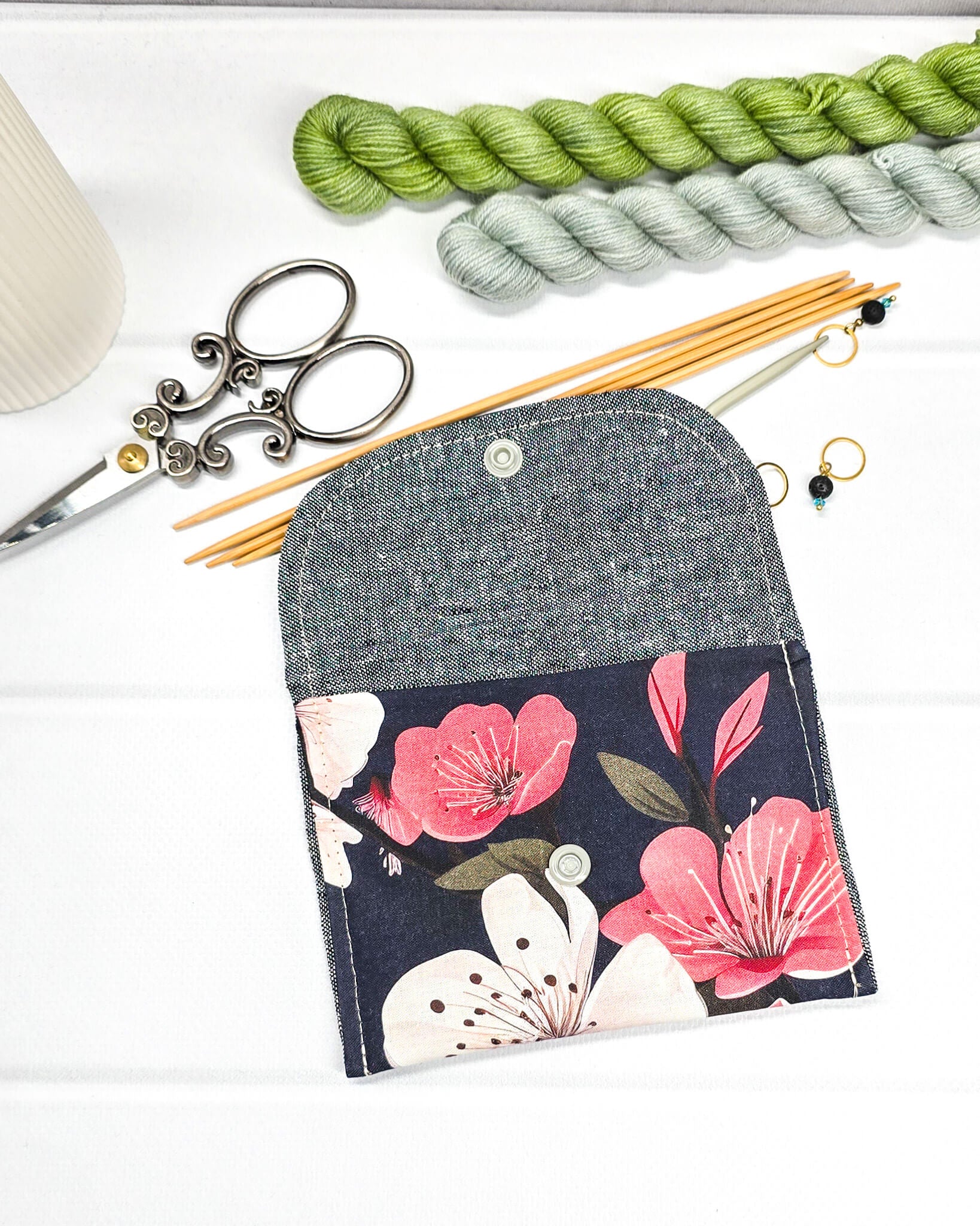 Mini-Pouch Night Blossom mit floralem Muster - handgenäht in Bayern von Nadelmikado