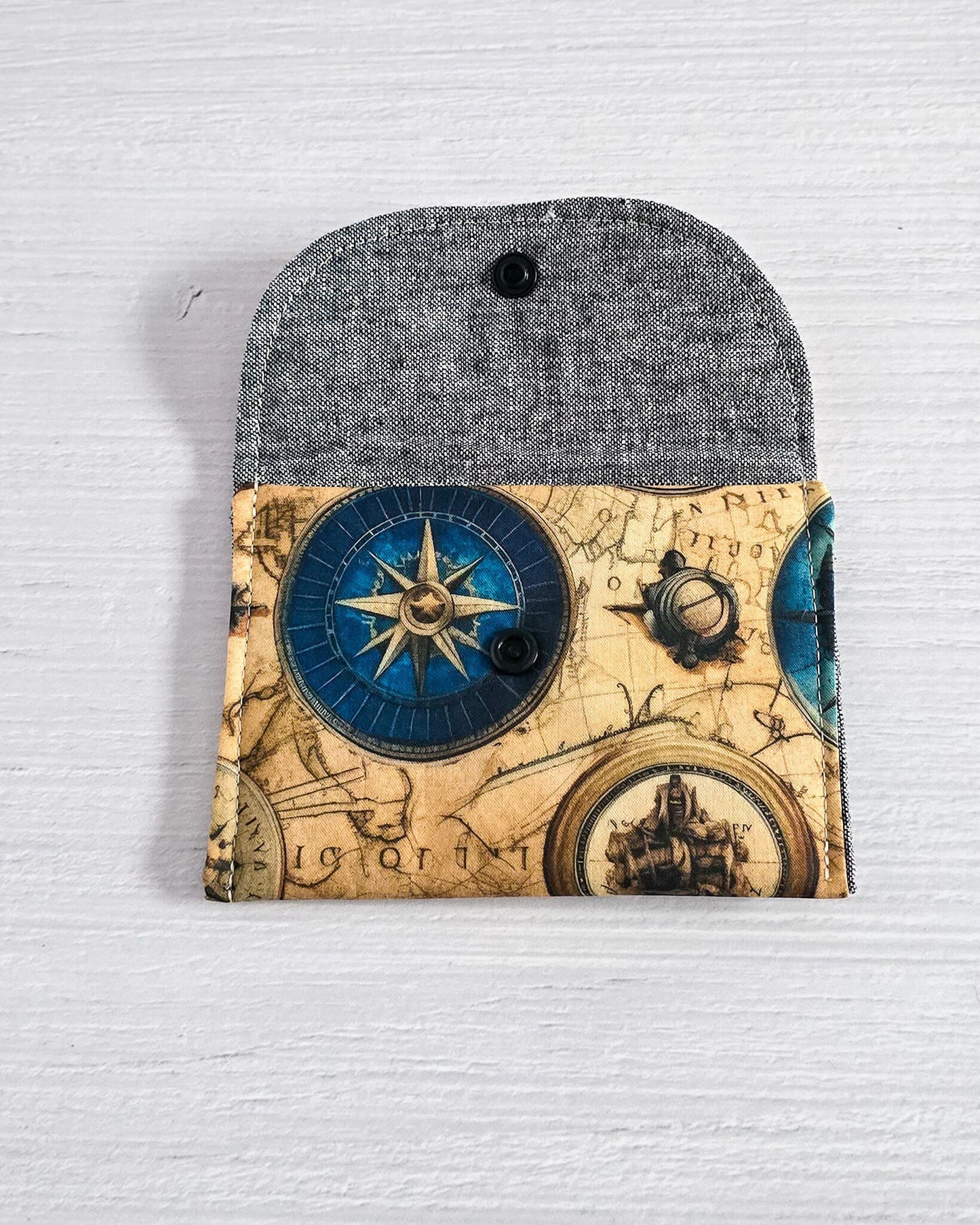 Mini-Pouch Old Maps mit Karten- und Kompassmotiv - handgenäht in Bayern von Nadelmikado