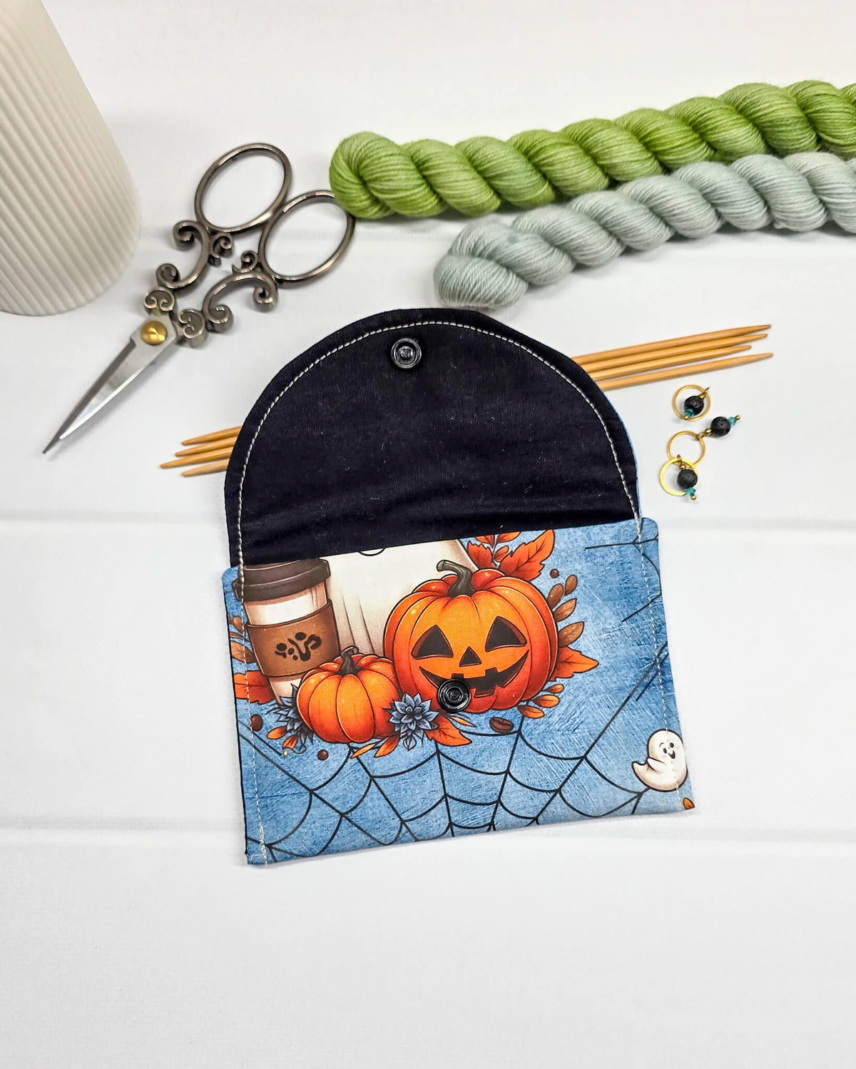 Mini Pouch für Strickzubehör mit Geist, Kürbis und Spinnennetz auf blauem Stoff, handgenäht in Bayern von NadelMikado