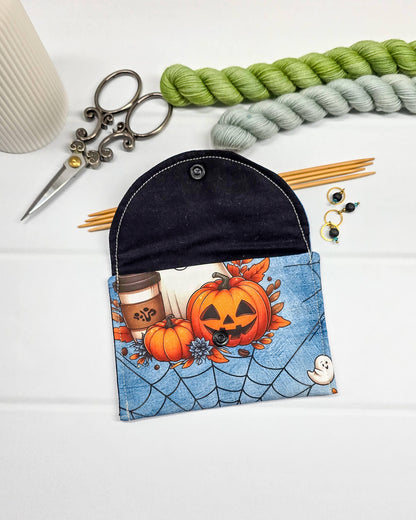 Mini Pouch für Strickzubehör mit Geist, Kürbis und Spinnennetz auf blauem Stoff, handgenäht in Bayern von NadelMikado